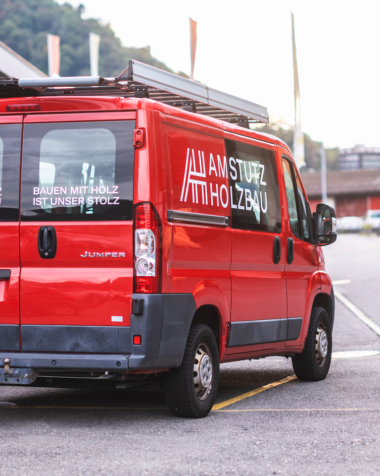Fahrzeug Amstutz Holzbau Corporate Design HI Schweiz web