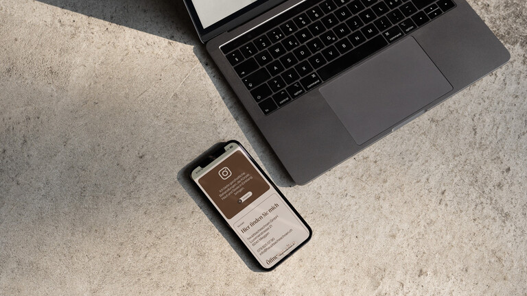 Ha Scho Mockup i Phone und Macbook